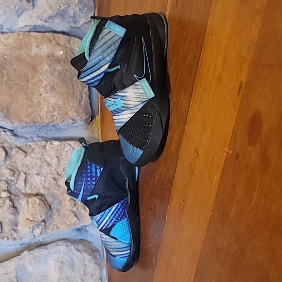 Black and blue NIKE LEBRON SOLDIER IX (INFANT size 6c) - Picture 1 of 7